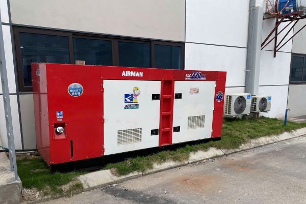 Máy phát điện AIRMAN 220kVA được Công ty Xây lắp điện Thăng Long cung cấp và lắp đặt cho nhà máy tại KCN Yên Phong, Bắc Ninh, đảm bảo nguồn điện dự phòng ổn định cho hoạt động sản xuất.