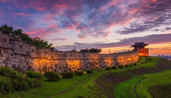 Pháo đài Hoa Thành (Hwaseong Fortress) dưới ánh hoàng hôn là biểu tượng của sự bền vững, trường tồn theo thời gian và nguồn cảm hứng về nền móng vững chắc cho doanh nghiệp hiện đại.